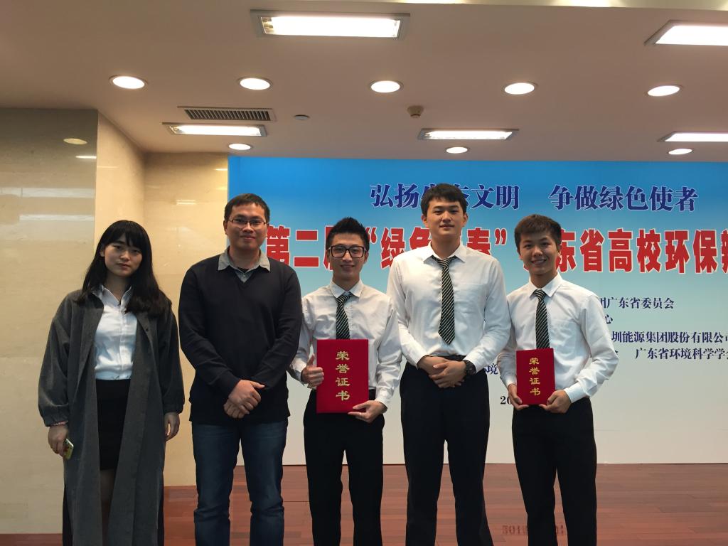 带队老师与辩论队成员获奖合照